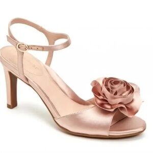 Taryn Rose NIB Jacklyn Crystal Satin Flower Sandal Heels Sz 8